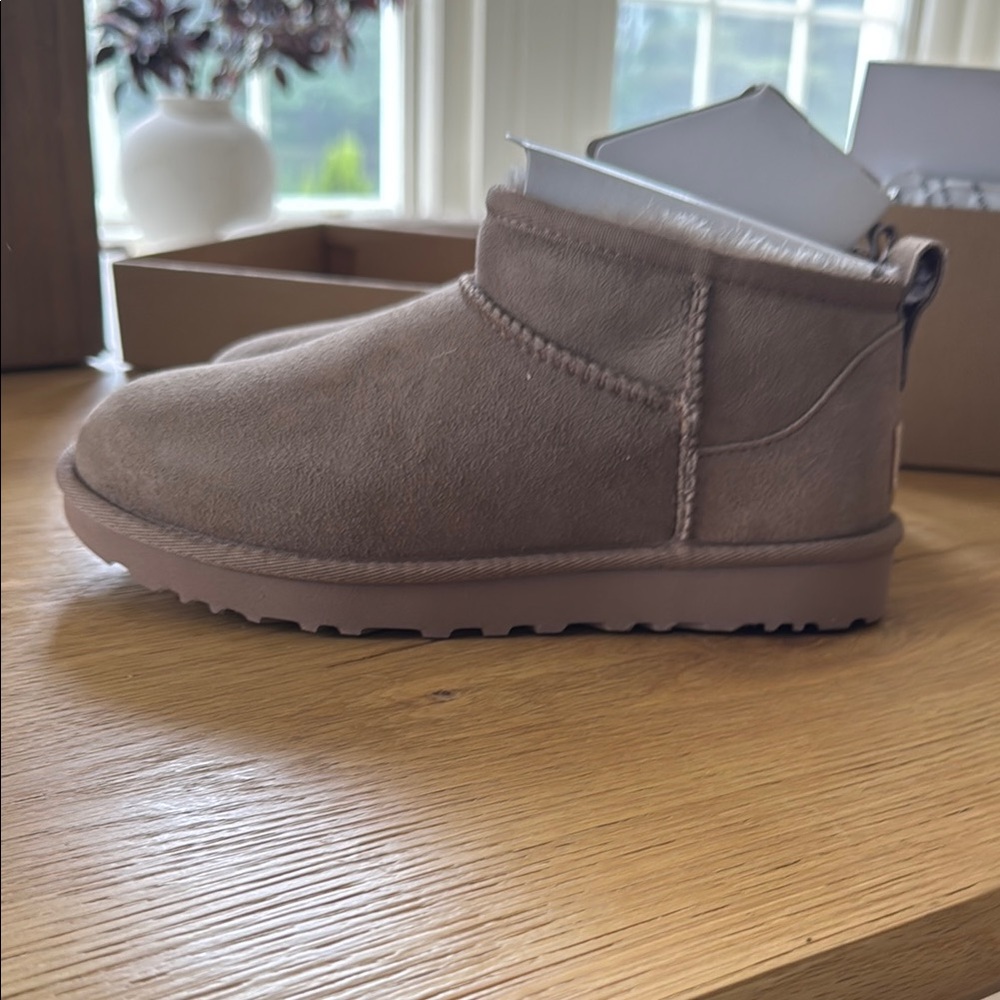 Women’s classic mini ugg boot size 6 brand new!